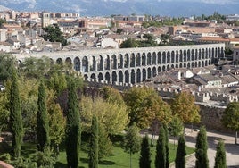 Adarve de la muralla de Segovia en el entorno del Acueducto.