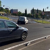 Empotra su coche contra dos señales y un semáforo en la avenida de Salamanca