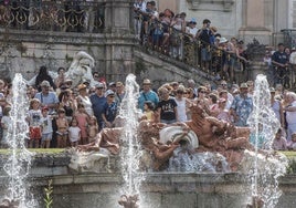 Los visitantes observan el encendido de la fuente de La Selva.