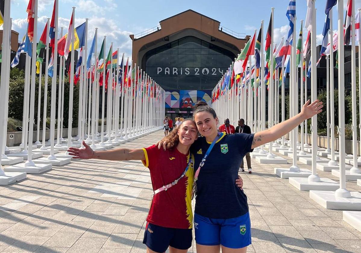 María o'Mullony (i) y Marcela Arounian en París.