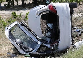 Uno de los vehículos, destrozado tras el accidente.