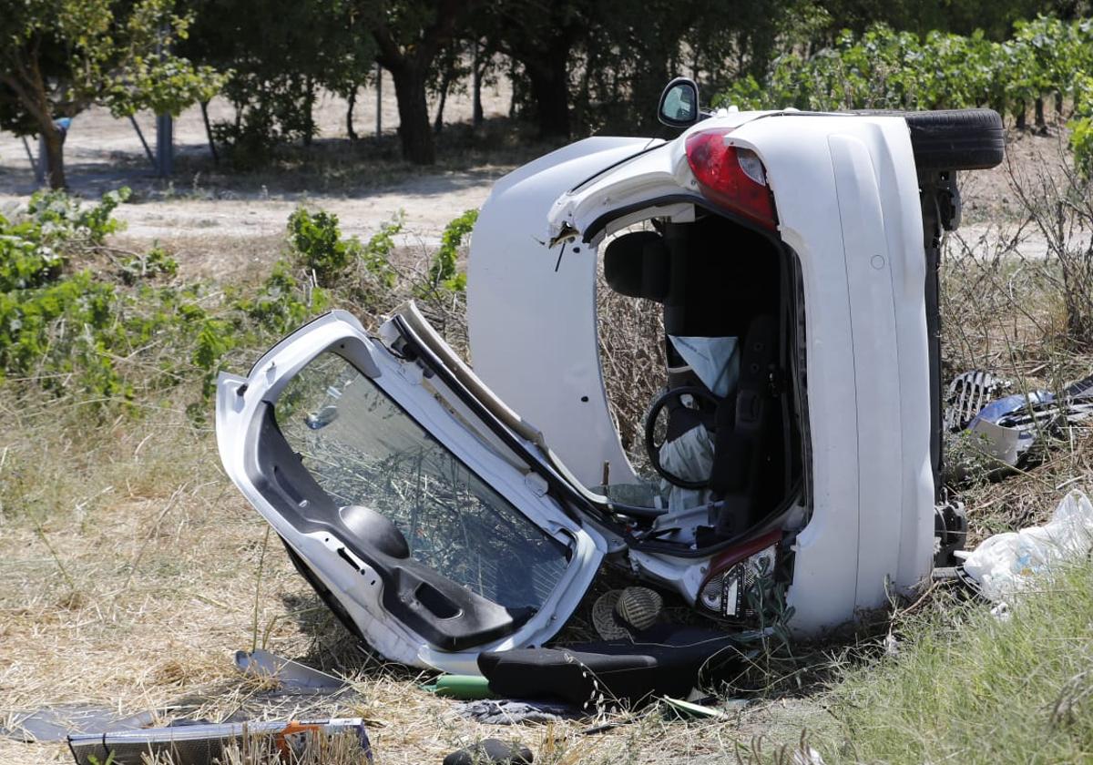 Uno de los vehículos, destrozado tras el accidente.