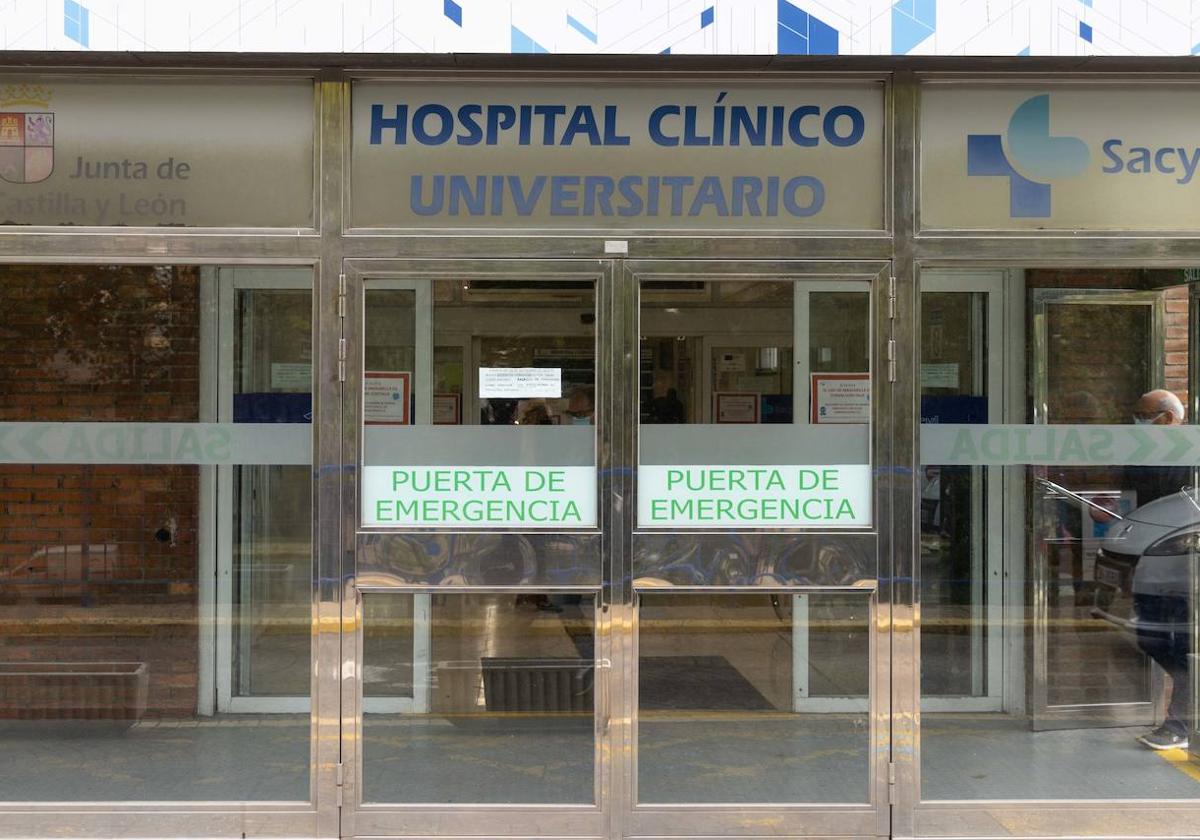 Puerta de acceso al hospital Clínico, en el que falleció el bebé.