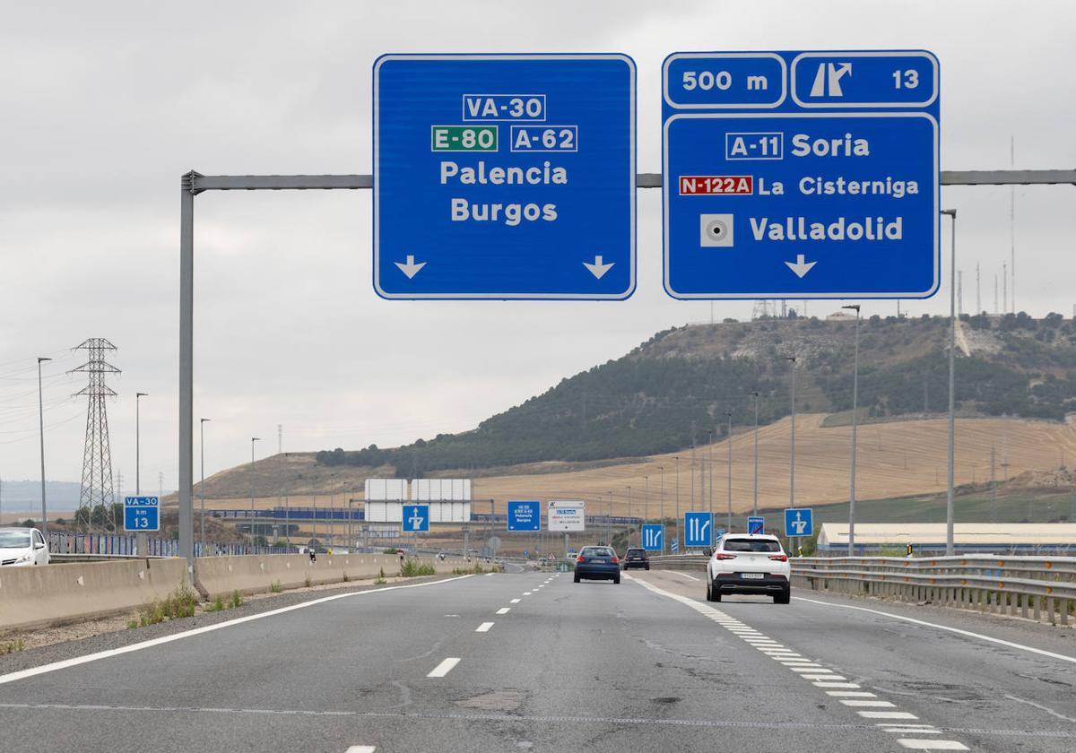 Varios vehículos transitan por la ronda VA-30, en el tramo desde la carretera de Segovia a la de Soria.