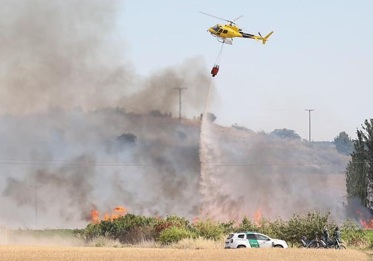 Labores de extinción de un incendio en las inmediaciones de La Cistérniga.