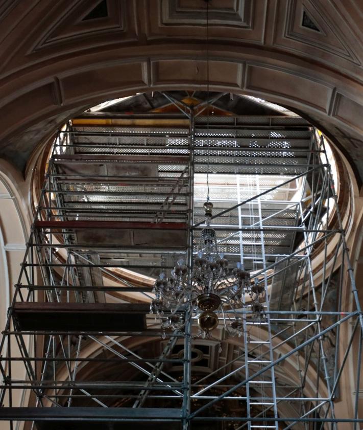 Imagen secundaria 2 - Andamios bajo el crucero de la iglesia de la Vera Cruz en Valladolid.