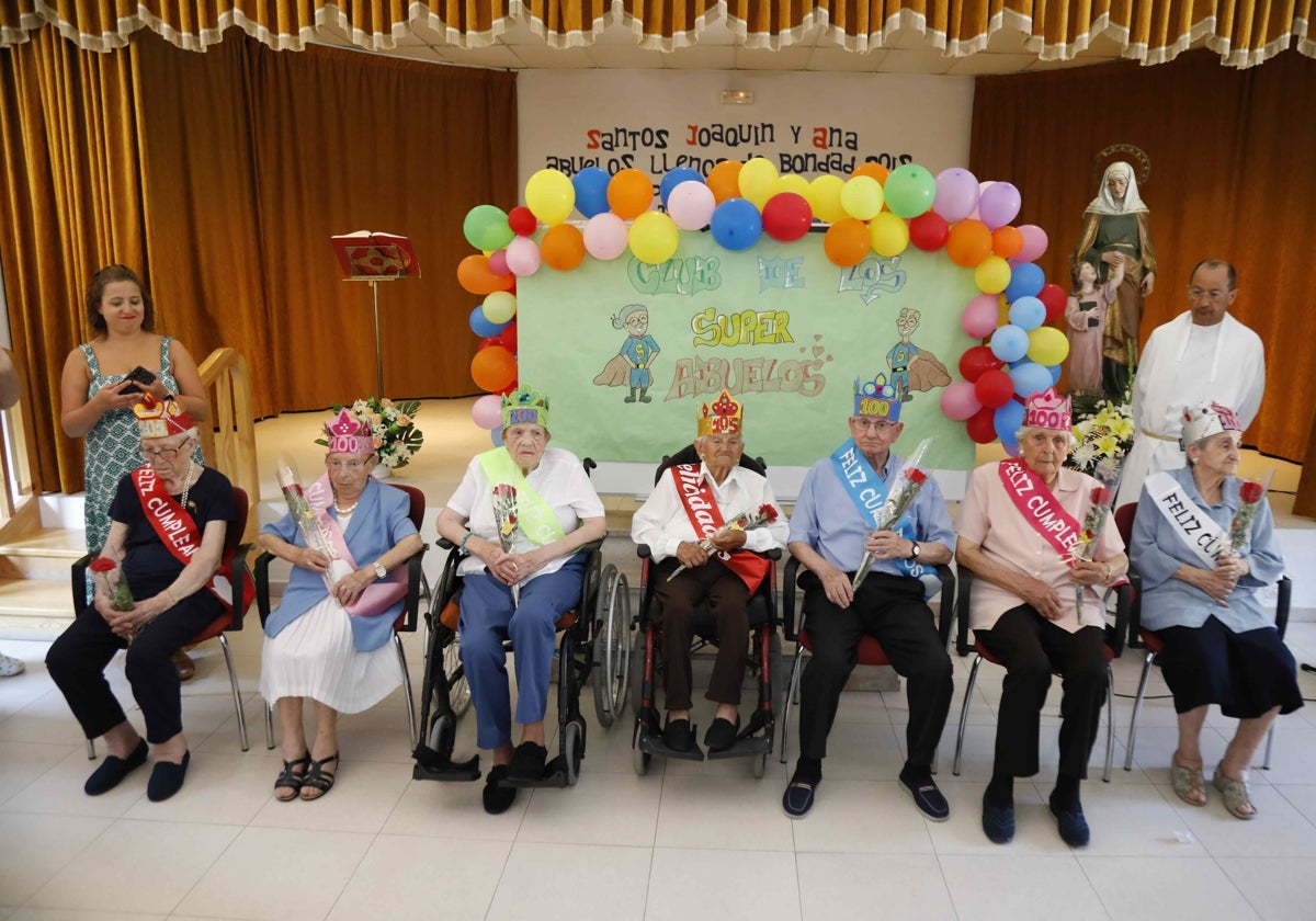 (de izquierda a derecha) Julia Gil, Pilar García, Aurelia Marcos, Emiliana Arranz, Julián López, Rosa Platero y Severina Arranz.