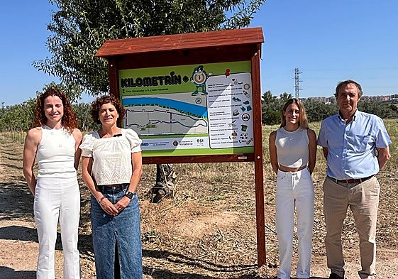 Las atletas Lorena Martín y Lorea Ibarzaban, junto con la concejal Mayte Marínez, durante la inauguración.