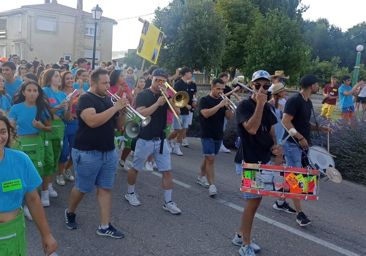 Desfile de peñas en Megeces.