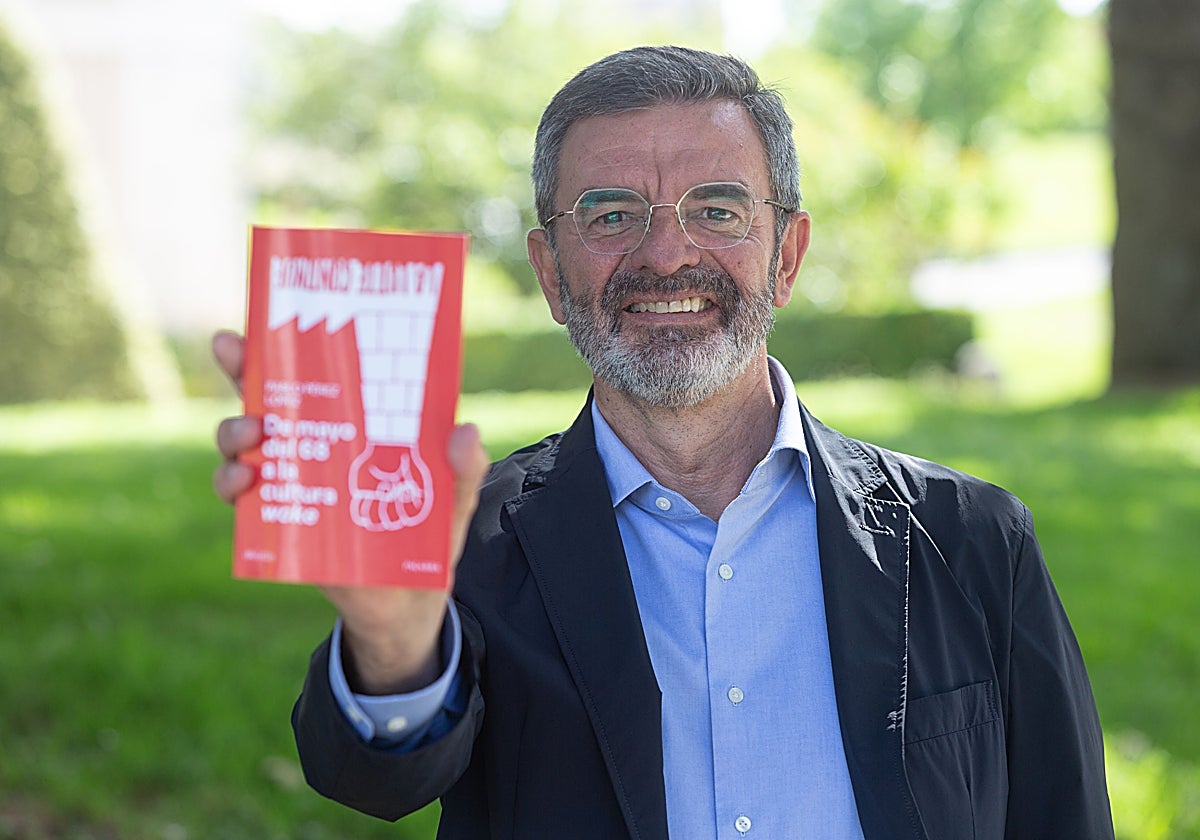 El catedrático Pablo Pérez López con su reciente libro.