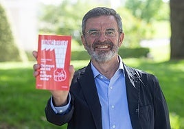 El catedrático Pablo Pérez López con su reciente libro.