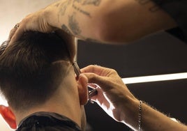 Corte de pelo a cuchilla en una barbería de Valladolid.