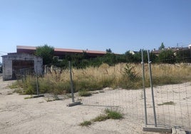 Parcela con la nave al fondo que se va a derribar para construir el centro de salud de Cuéllar.