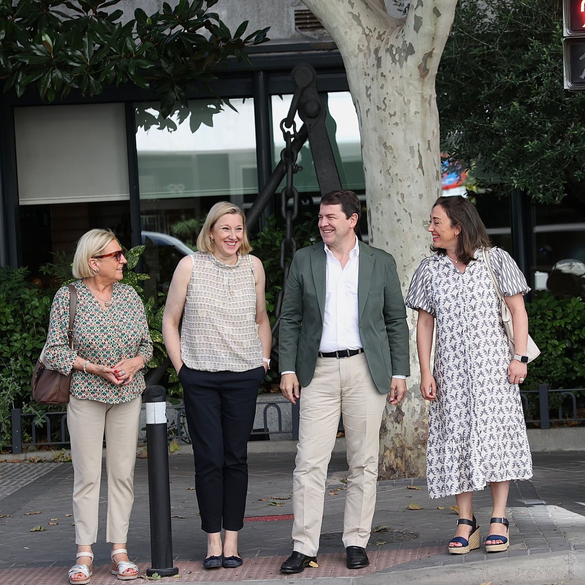 Imagen principal - La agenda de Isabel Blanco se multiplica. En las imágenes, junto a Mañueco y González Corral antes de la junta directiva del PP en Madrid; en la toma de posesión del delegado territorial de Zamora, como vicepresidenta, con Leticia García; y en la firma de un convenio como consejera de Familia en Peralejos de Abajo. 