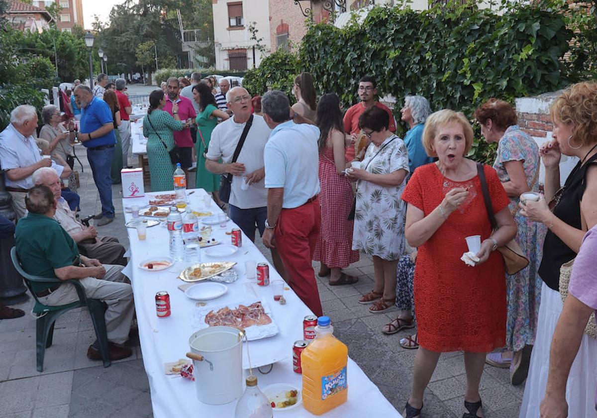 Merienda en la calle en el barrio de María Cristina.