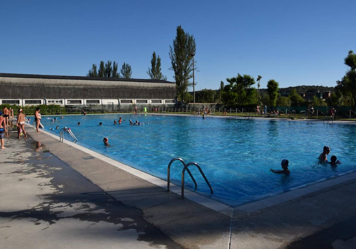 Imagen principal - Las piscinas de Guardo, reclamo para los visitantes; para los entusiastas del ciclismo se prepara una red comarcal de 256 kilómetros de rutas de BTT y área de vehículos vivienda.