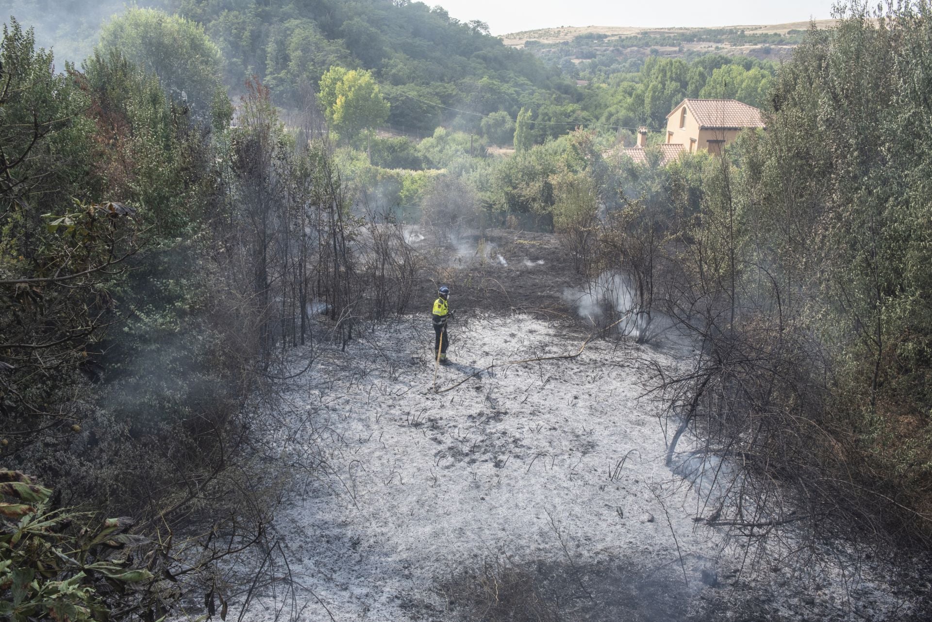 Fotografías del incendio junto al centro de salud de San Lorenzo