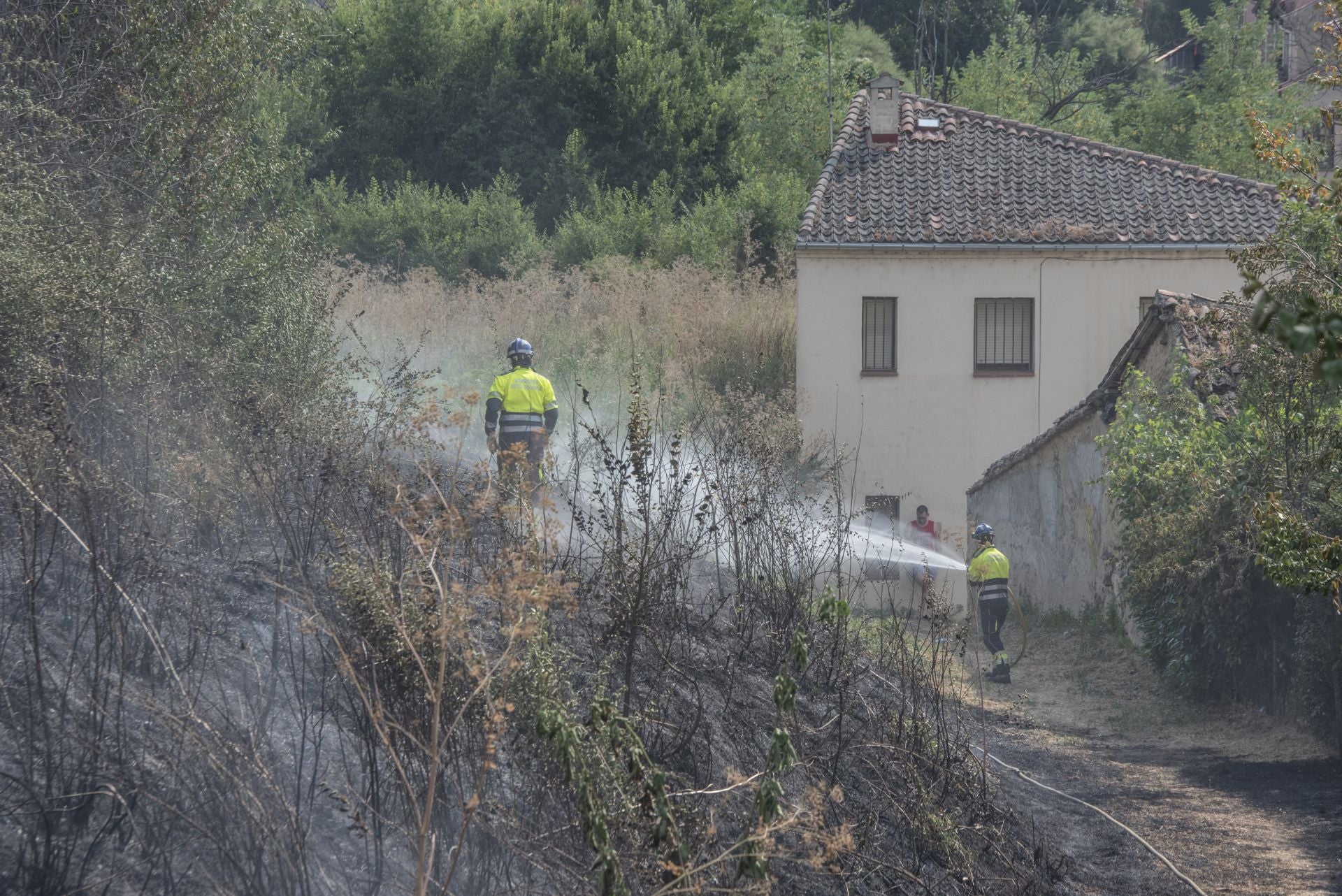 Fotografías del incendio junto al centro de salud de San Lorenzo