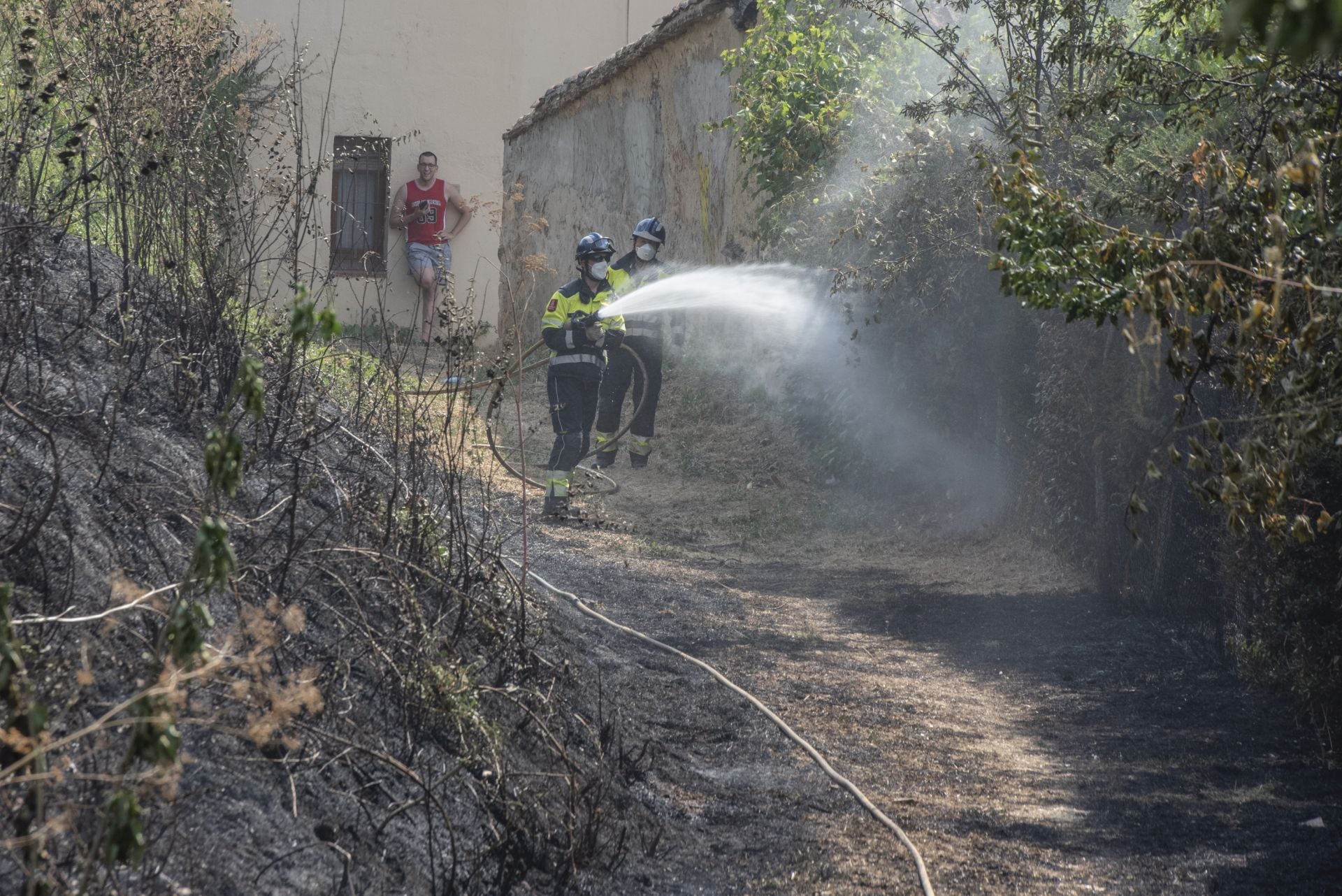 Fotografías del incendio junto al centro de salud de San Lorenzo