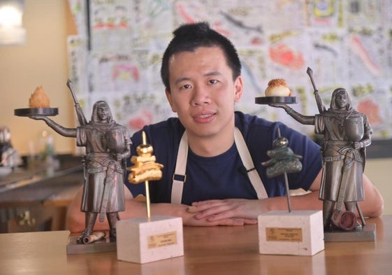 Jiale Pan posa detrás de los premios ganados en el último concurso de pinchos.