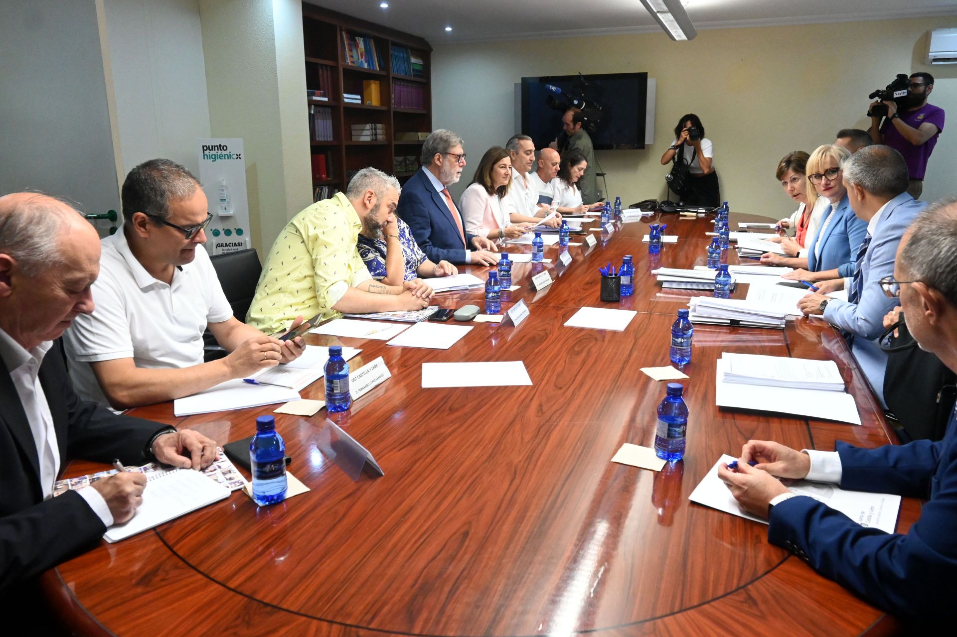 Leticia García, consejera de Industria, Comercio y Empleo, a la derecha en el centro de la mesa, durante la primera reunión con sindicatos y patronal.