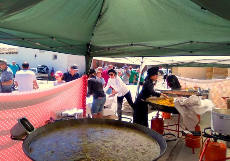 Las comidas de hermandad son un momento especial en la vida de Perales.