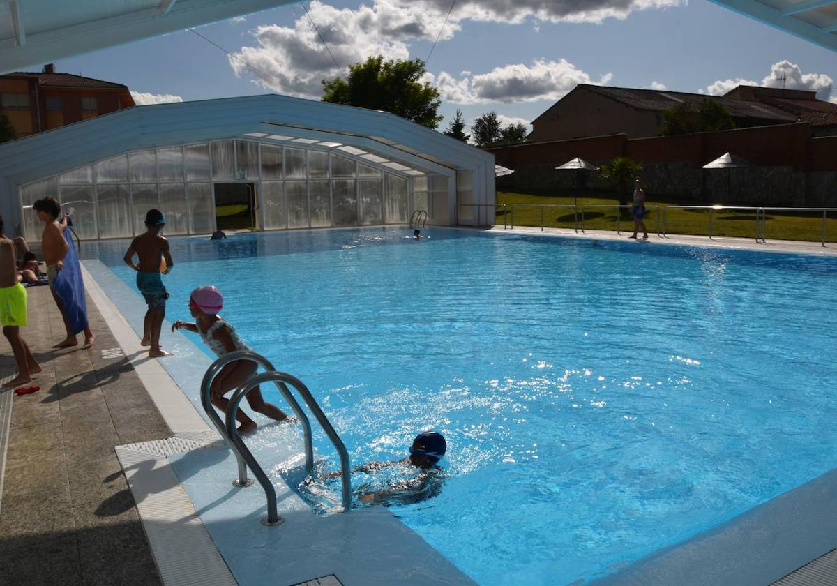 La piscina de Santibáñez es única en su género en la provincia.