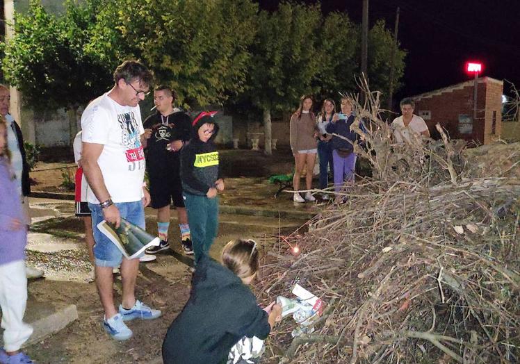 Los vecinos preparan la tradicional hoguera en honor a San Roque.