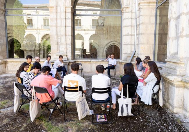 Taller de poesía en el claustro, impartido por el poeta Jesús Cotta.