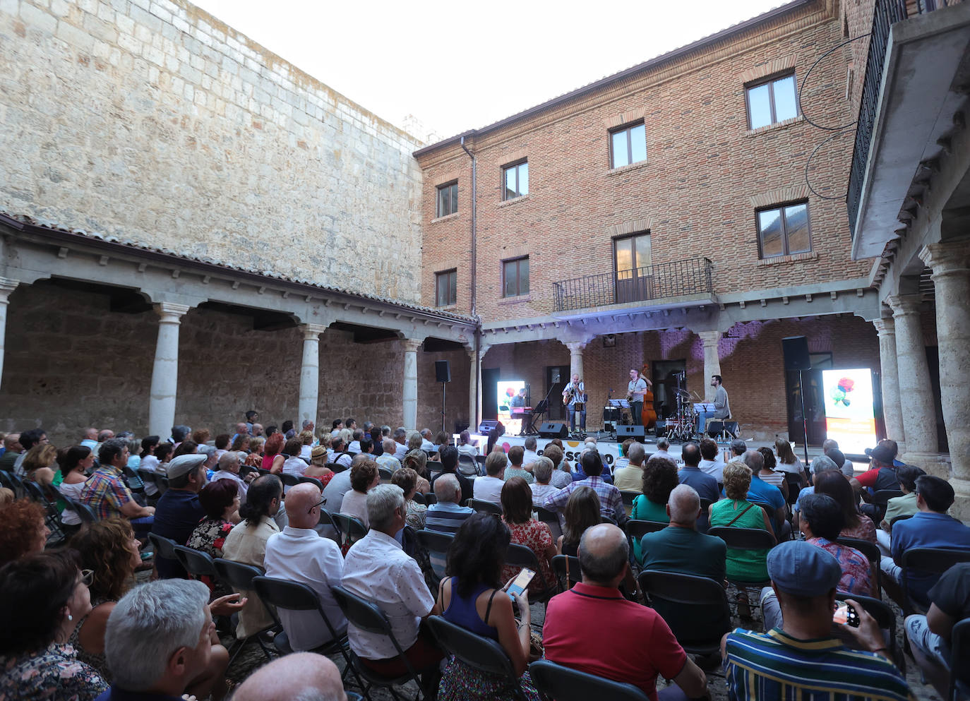 Los atardeceres llenan de música el castillo de Monzón