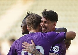 Luis Pérez celebra el gol frente al Burgos en La Nueva Balastera
