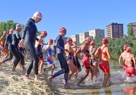 Imágenes del triatlon del año pasado en la Playa de las Moreras.