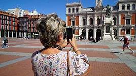 Una turista fotografía la Plaza Mayor de Valladolid.