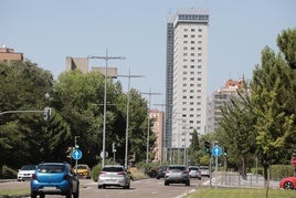 Vehículos circulando por la Avenida de Salamanca.