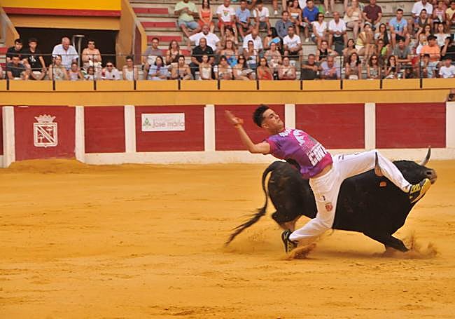 El toro coge al cortador con la pala.