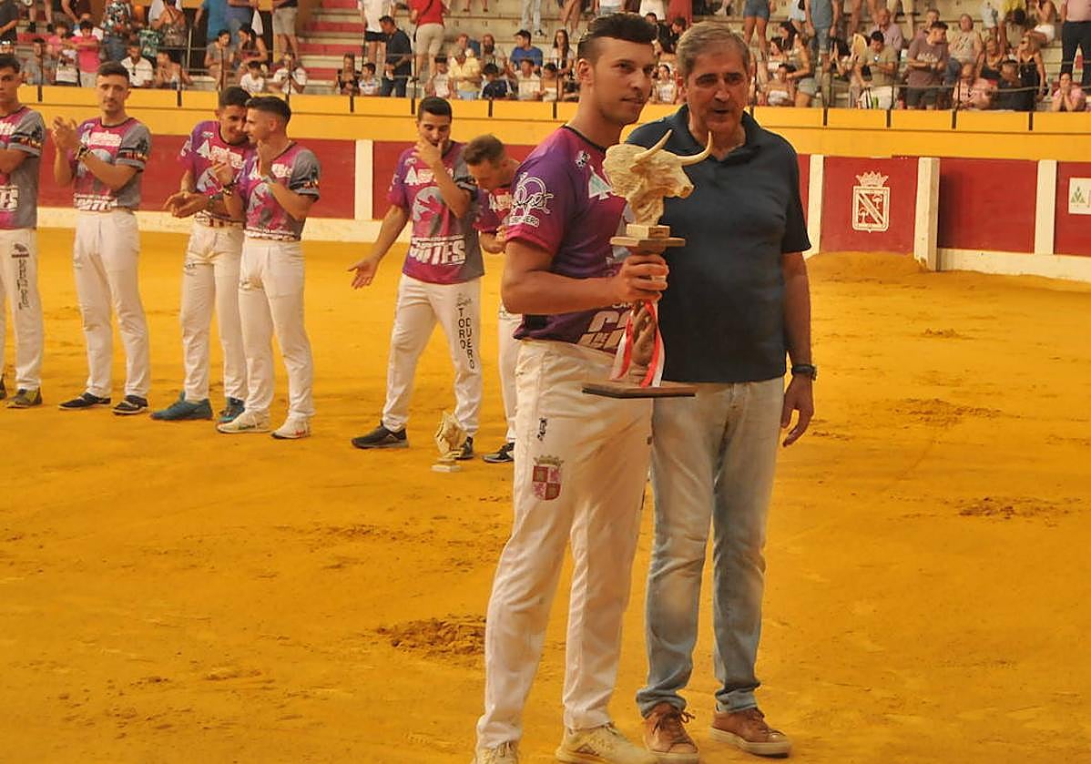 Cristian Moras, con el trofeo de ganador del concurso.