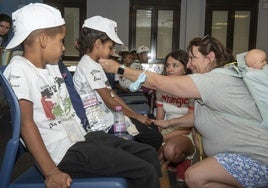 Recepción de los niños saharauis llegados a Segovia un verano para el programa.