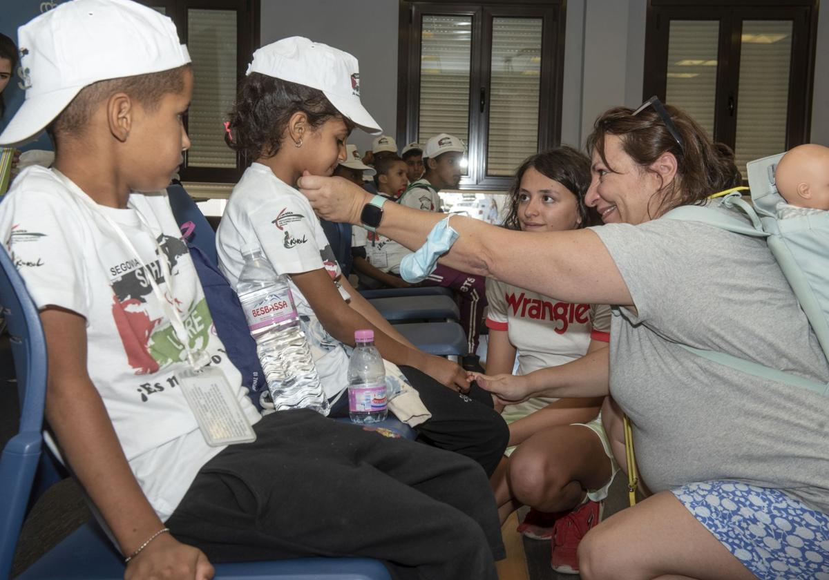 Recepción de los niños saharauis llegados a Segovia un verano para el programa.