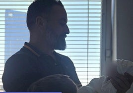 Santiago Abascal sostiene en brazos a su quinto hijo.