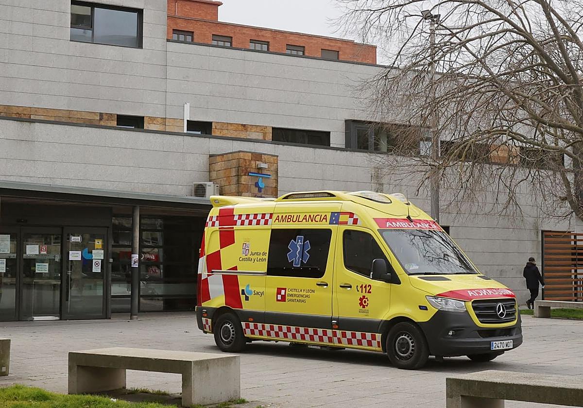 Una ambulancia en el centro de salud de La Puebla, en una imagen de archivo.