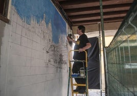 José Luis López Saura, durante los trabajos para pintar el mural en la travesía del Patín.