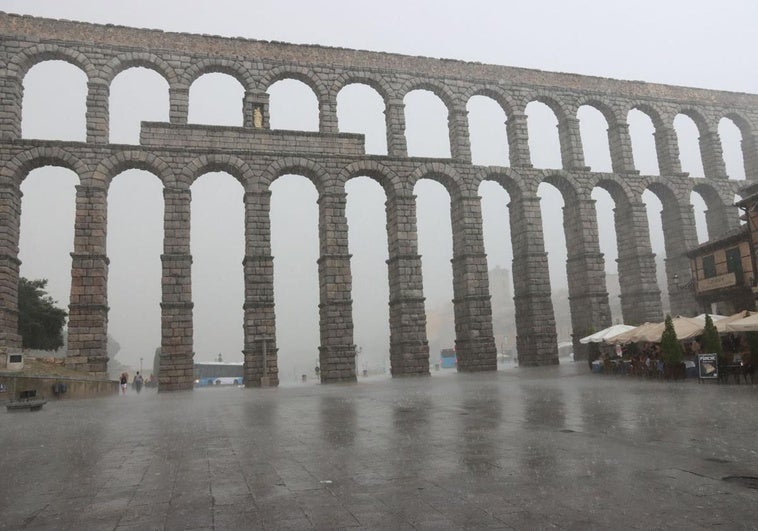 Tormenta en la plaza del Azoguejo este lunes.