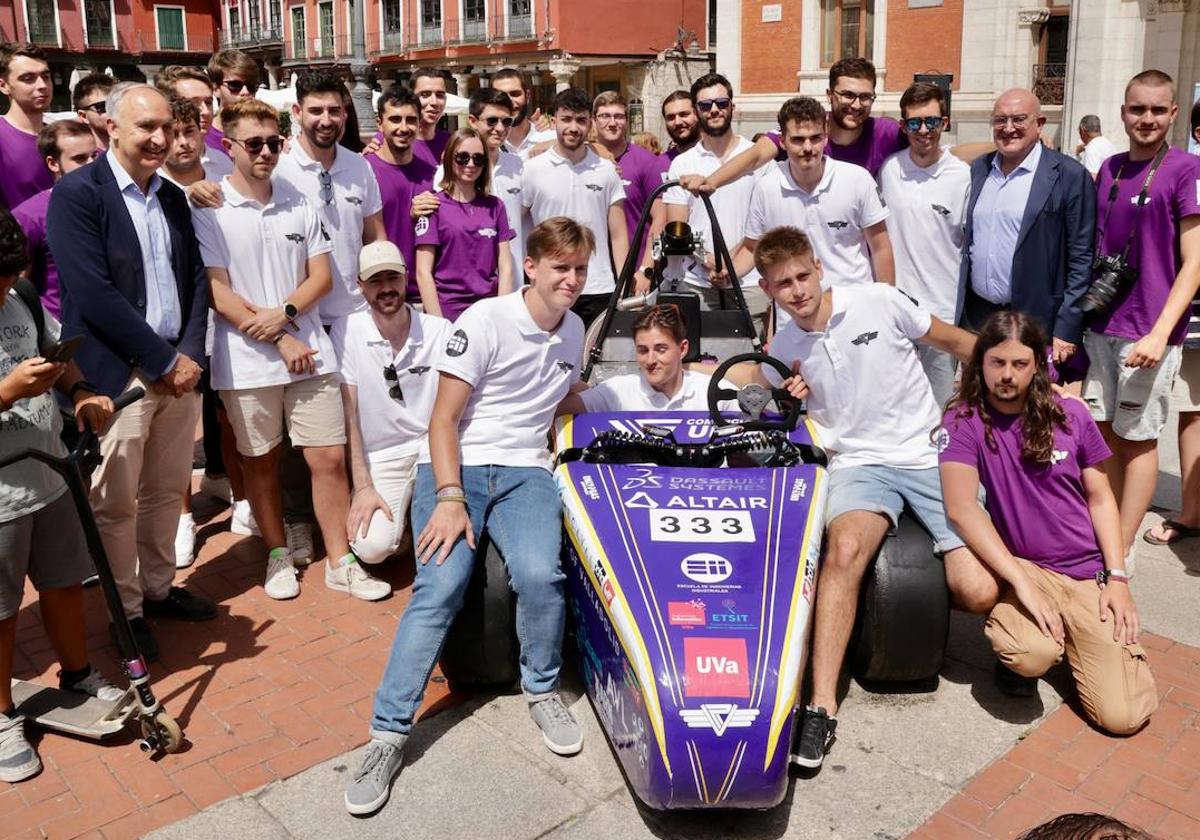 Acto de presentación del coche de carreras del Vall Racing Team en la Plaza Mayor.