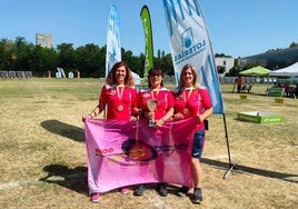 El equipo femenino del Arco Club Valladolid con sus medallas y trofeo de tercer puesto.