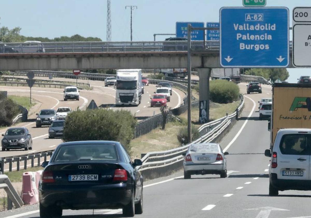 Coches y camiones circulan por la A-62.