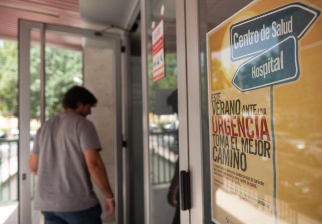 Cartel con un anuncio sobre la atención en verano en la entrada del centro de especialidades de Pilarica.