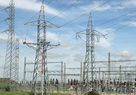 Torretas en una subestación eléctrica ubicada en el barrio incorporado de Perogordo.