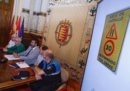 Francisco Pérez, con jersey verde, junto al concejal Alberto Gutiérrez Alberca, durante el anuncio de la obra de emergencia en Arco de Ladrillo.