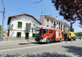 Servicios de emergencia, junto a la casa en la que se produjo la explosión.