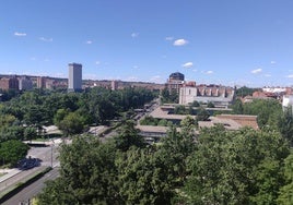 Fotografía tomada desde la plaza de Poniente. Al fondo, iglesia y restos del Convento de San Agustín, levantado sobre el palacio de Catalina de Lancaster.